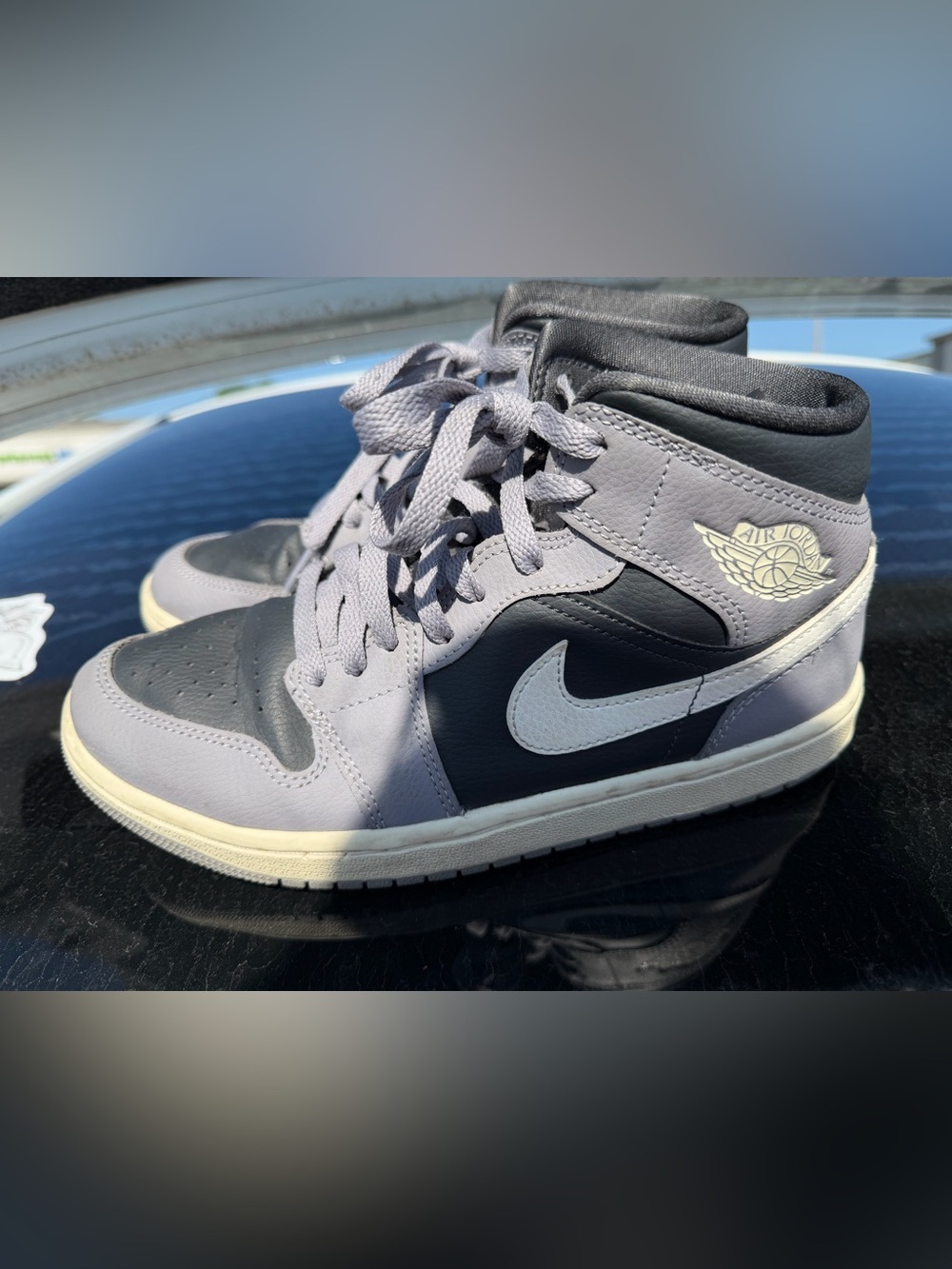 Nike Shoes Listing Screenshot with Blue and White Highlights